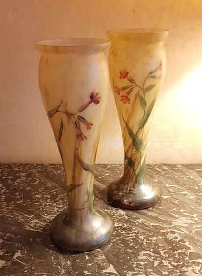 null MADO Nancy 
Paire de vases tulipes Art Nouveau en verre à décor floral pein...