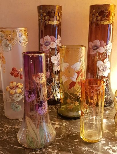 null Six vases en verre (certains en verre fumé ) à décor floral émaillé
On y joint...