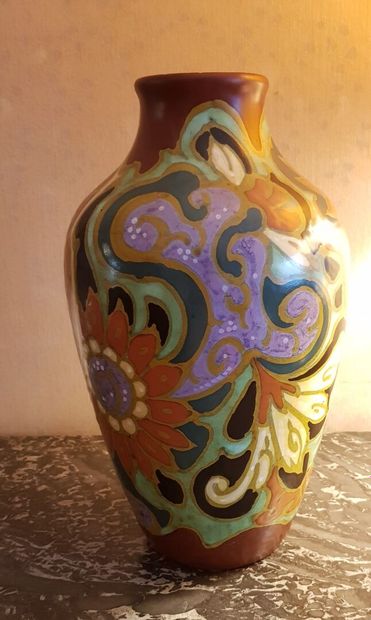 null Grand vase en céramique 
Signature et marques sous la base
Haut: 32.5 cm (éclat...