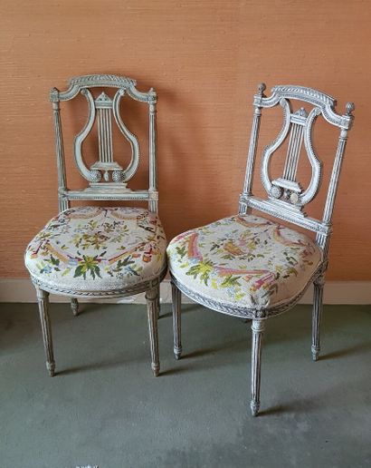 null Paire de chaises de style Louis XVI en bois relaqué crème dossiers lyre soulignés...