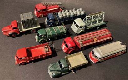 null DINKY TOYS (Francais) 
Lot de camions (pompiers, laitier, poubelle, citerne,...