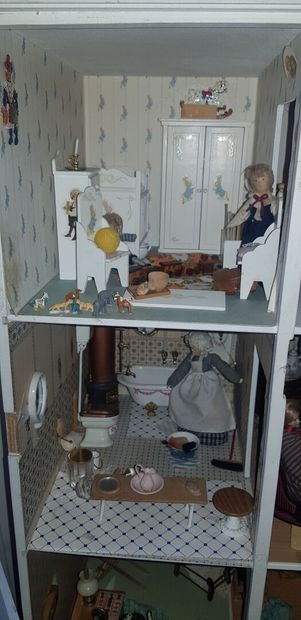 null Maison de poupées en bois comprenant poupées et mobilier de poupées (accidents,...