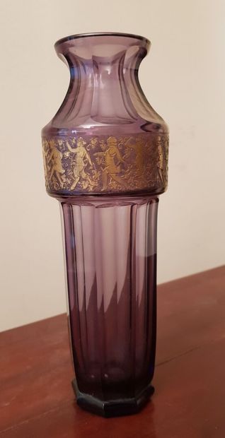 null Vase en verre violet à frise de personnages dorée
Haut. 24 cm