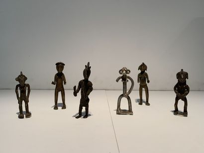 null Un ensemble de 6 petites statuettes Senoufo, R.C.I. Métal. De 10 à 12,5 cm