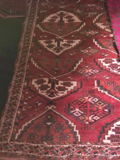 null Petit tapis Caucase fond rouge décor géométrique arcature