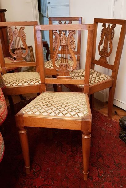 null Quatre chaises en bois naturel à dossier sculpté lyre
XIXème siècle

On y joint...