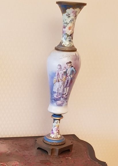 null Grand vase porcelaine à décor de scène galante
vers 1900