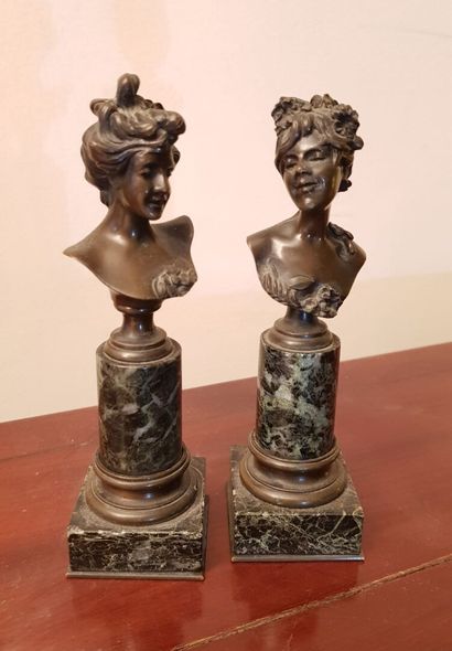 null Deux petits bustes de femme en bronze patiné vers 1900, sur une colonnette marbre.
Haut:...
