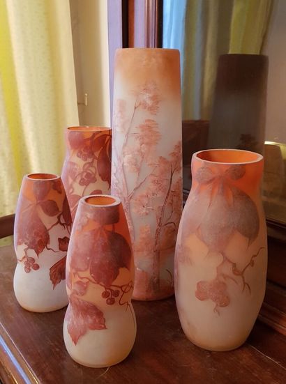 null Lot de cinq vases en verre peints de fleurs rouge, dans le style lorrain XX...