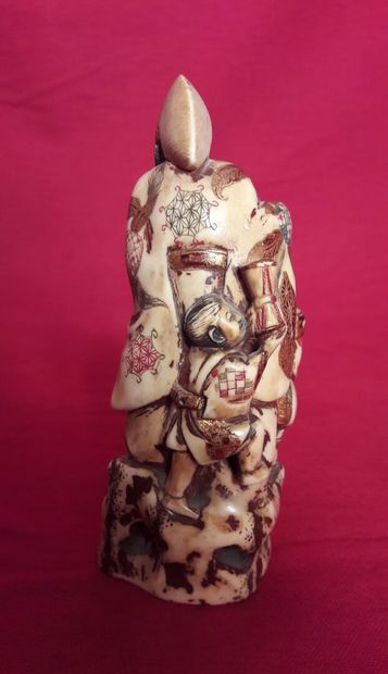 null JAPON
Okimono en ivoire sculpté représentant trois personnages juchés sur un...
