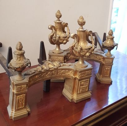 null Paire de chenets en bronze doré à décor d'urne et guirlande, style Louis XVI
Larg:...