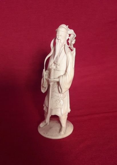 null CHINE
Figurine en ivoire sculpté représentant un soldat brandissant une épée,...
