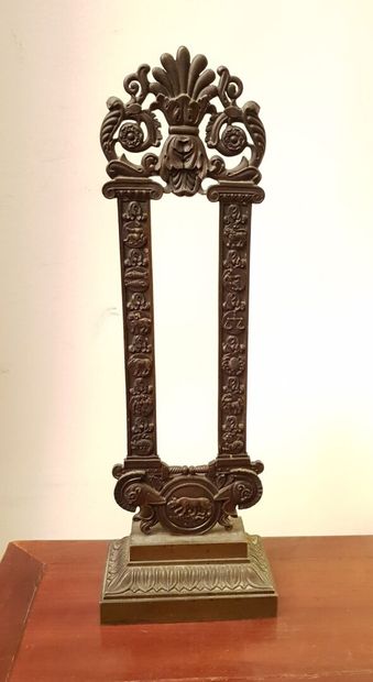 null Support de calendrier en bronze patiné à décor de la Louve Romaine, XIXème siècle
Haut:...