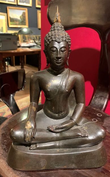 null Bouddha assis en bronze patiné
Haut. 28 - Larg. 19 cm