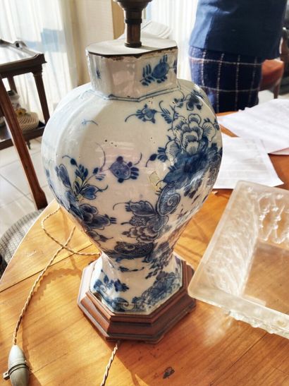 null Lot comprenant :
2 pièces de verrerie
Vase balustre Delft (accidents)