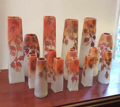 null Lot de quinze vases en verre peints décor de feuilles de houx rouge, dans le...