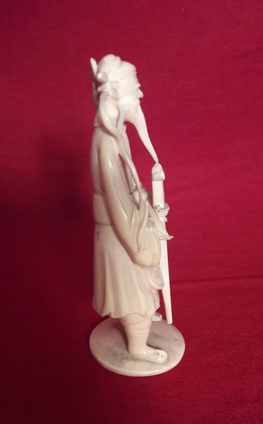 null CHINE
Figurine en ivoire sculpté représentant un soldat brandissant une épée,...