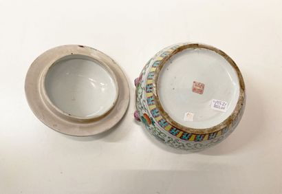 null CHINE
Pot couvert en porcelaine polychrome à décor de papillons