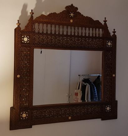 null Grand Miroir en bois sculpté et ajouré à décor d'étoiles et colonnettes.
Travail...