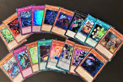 null YU-GI-OH 
Lot de plus de 100 cartes en vrac dans un deck à l'effigie de la licence....