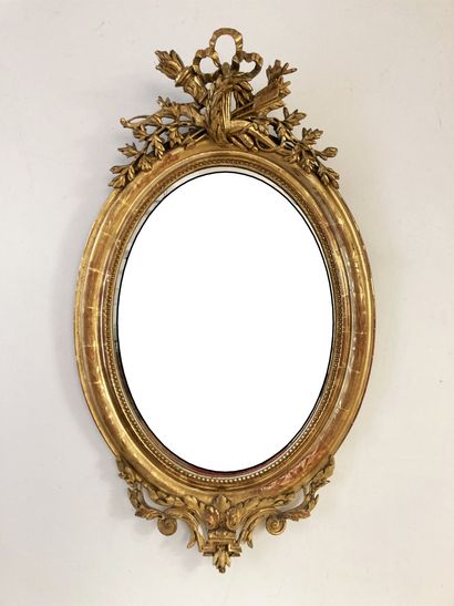 null Miroir ovale en bois sculpté de style Louis XVI