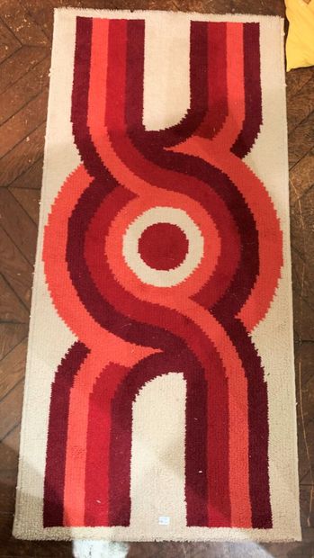 null Tapis en laine à décor d'enroulement de filets. Vers 1970
70 x 144 cm

