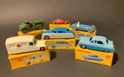 null DINKY TOYS (Anglais) 
Lot de voitures, ambulance, berlinettes dans leur boîte...