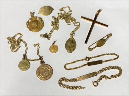 null Lot de bijoux en or jaune 750‰ comprenant :
Médailles, chaines, croix, gourmette,...