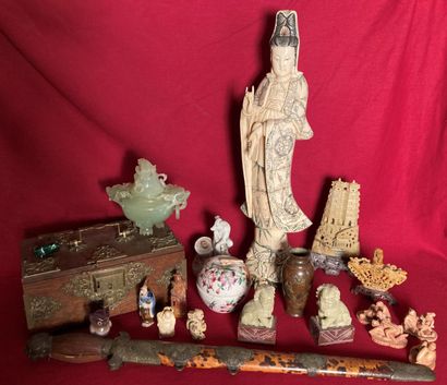 null Lot d'objets asiatiques divers tels que :
Netsuke, figurines et statuettes en...