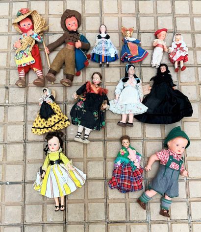 null Lot de poupées décoratives telles que : poupées régionales (Pays Basque, Alsace,...
