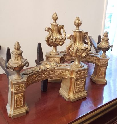 null Paire de chenets en bronze doré à décor d'urne et guirlande, style Louis XVI
Larg:...