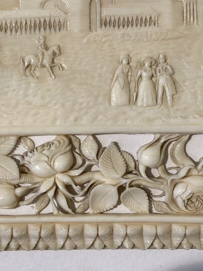 null INDE
Belle plaque rectangulaire ajourée en ivoire sculpté représentant une scène...
