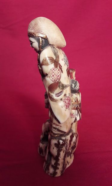 null JAPON
Okimono en ivoire sculpté représentant trois personnages juchés sur un...