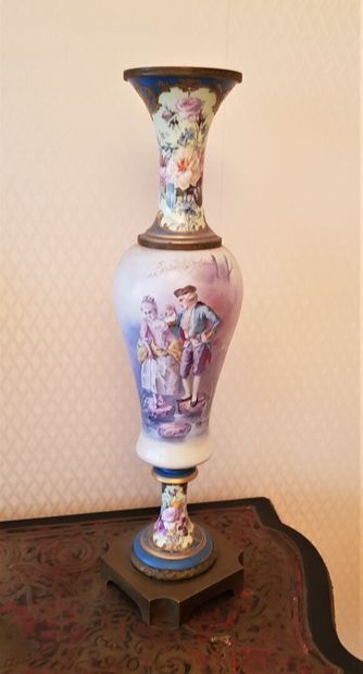 null Grand vase porcelaine à décor de scène galante
vers 1900