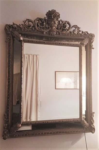 null Miroir à pareclose en laiton repoussé
134 x 98 cm