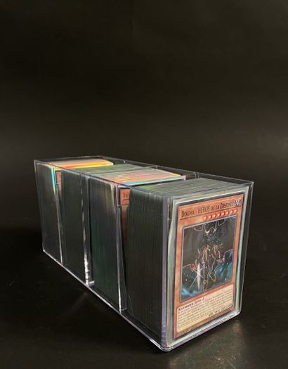 null YU-GI-OH 
Lot plus de de 500 cartes et 4 deck de SPEED DUEL issues des séries...