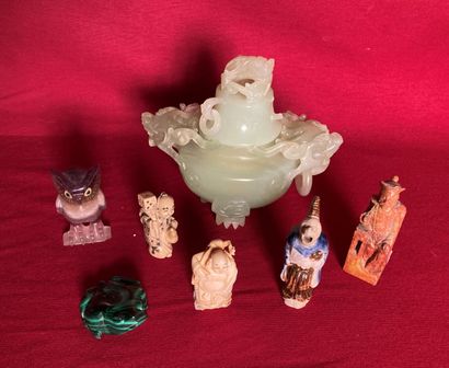 null Lot d'objets asiatiques divers tels que :
Netsuke, figurines et statuettes en...