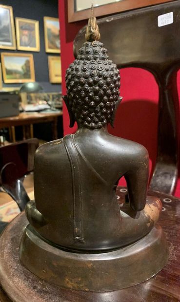 null Bouddha assis en bronze patiné
Haut. 28 - Larg. 19 cm