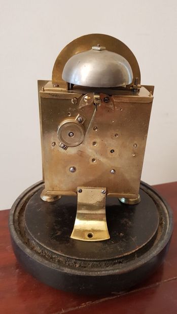 null Horloge de table en laiton doré de style XVIIème siècle
Haut: 18 cm