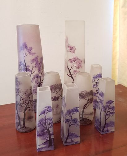 null Lot de vases en verre peints de paysage et feuillage violine, dans le style...