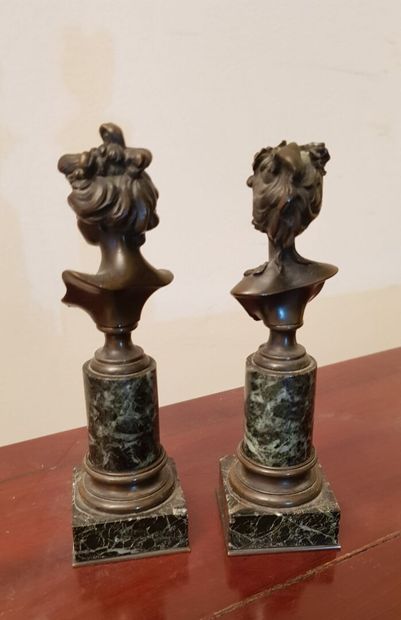 null Deux petits bustes de femme en bronze patiné vers 1900, sur une colonnette marbre.
Haut:...