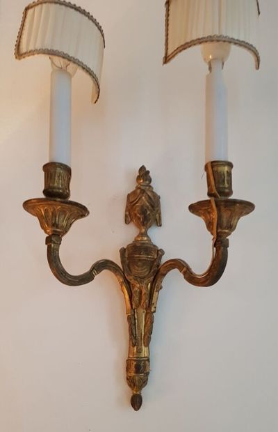 null Paire d'appliques en bronze doré deux lumières de style Louis XVI
Haut: 32.5...