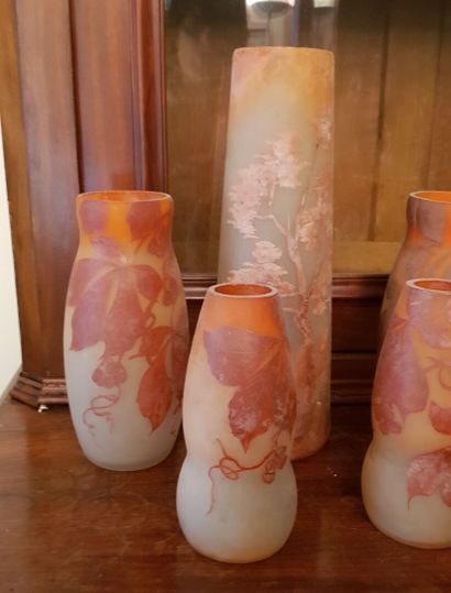 null Lot de cinq vases en verre peints de fleurs rouge, dans le style lorrain XX...