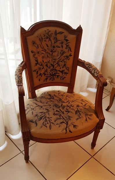 null Paire de fauteuils dossier cabriolet de style Louis XVI
Garniture au petit ...