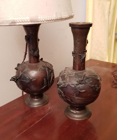 null Paire de vases en bronze à décor en relief de pivoines et grues, Japon vers...