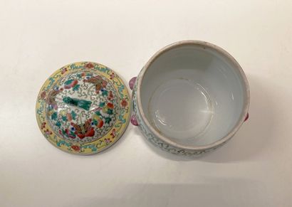 null CHINE
Pot couvert en porcelaine polychrome à décor de papillons