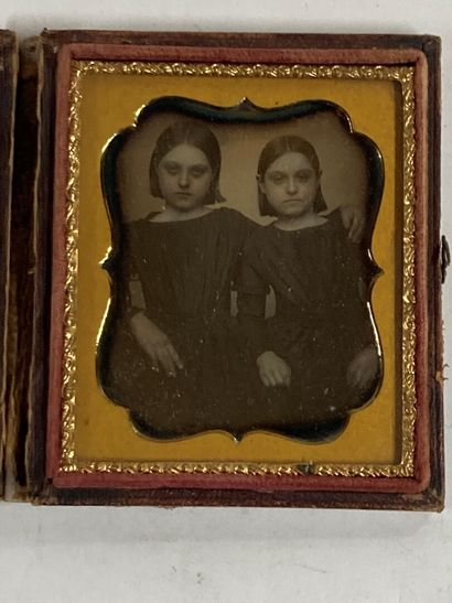 null Daguerréotype "les deux soeurs" dites Helen et Mary Frances Hitchcock
Probablement...