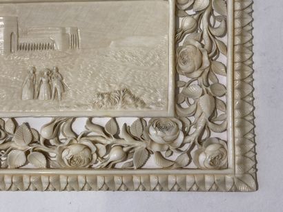 null INDE
Belle plaque rectangulaire ajourée en ivoire sculpté représentant une scène...