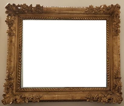 null Miroir en bois et stuc doré à décors de fleurettes,
XVIIIeme siècle 
54 x 84...