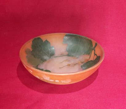 null VERRERIE DE LEUNE (1861-1930)
Coupe en pâte de verre émaillé à décor de feuilles...